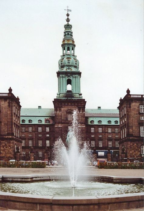 Fredensborg Palace, Christiansborg Palace, St Petersburg Palace, Rosenborg Castle Copenhagen, Charlottenburg Palace Berlin, Castle Garden, Wikimedia Commons, Ferry Building San Francisco, Vienna