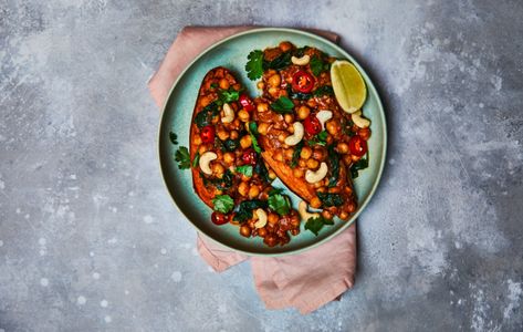 Looking for something healthy and filling this evening? Give this creamy chickpea curry loaded sweet potato from Joe Wicks a go. Pizza Topped Chicken, Joe Wicks Recipes, Creamy Chickpea, Sweet Potato Dinner, Joe Wicks, Potato Dinner, Loaded Sweet Potato, Lean In, Chickpea Curry