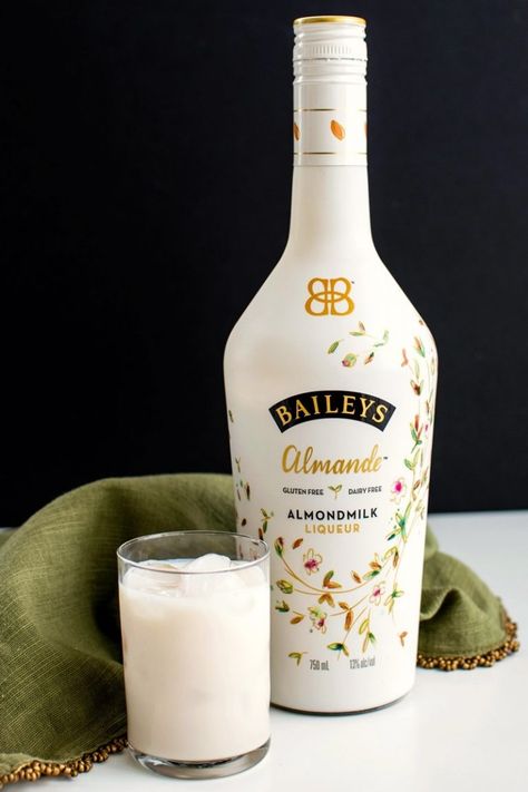 The Best Dairy-Free Cream Liqueurs - 5 Vegan Creamy liqueurs to choose from and we think these are the best ... Baileys Drinks Cocktails, Baileys Irish Cream Recipes, Party Punches, Baileys Drinks, Irish Cream Recipe, Baileys Recipes, Rum Cocktail Recipes, Pretty Alcoholic Drinks, Specialty Drinks