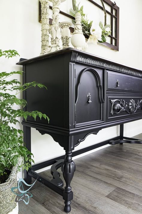 The best classy black painted furniture makeovers - Designed Decor Glossy Black Painted Furniture, Black Painted Furniture With Decals, Black Painted Antique Furniture, Painted Furniture Black, Painted Black Furniture Ideas, Antique Black Furniture, Best Black Furniture Paint, Vintage Black Furniture, Black Refinished Furniture