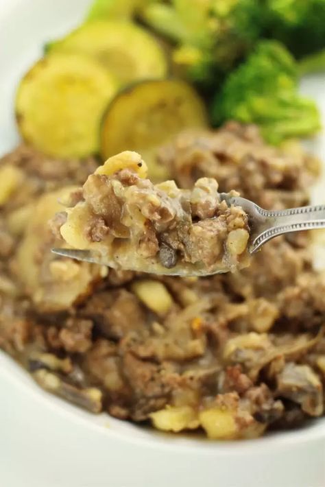 Instant Pot Poor Man's Dinner--ground beef, potatoes and mushrooms in a creamy gravy sauce. Instant Pot Hamburger Gravy, Instant Pot Ground Beef And Potatoes Recipes, Ground Beef Potato Instant Pot Recipes, Hamburg Recipes, Potatoes And Mushrooms, Filling Meals, Instant Meals, Sauce Cheddar, Hamburger And Potatoes