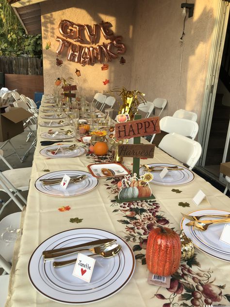 Friend Giving Table Decor, Friends Giving Decorations, Simple Friendsgiving Decor, Friendsgiving Dinner Party Decor Simple, Friendsgiving Party Decor, Thanksgiving Setup, Hosting Friendsgiving Table Setting, Friendsgiving Set Up, Friendsgiving Aesthetic Decor