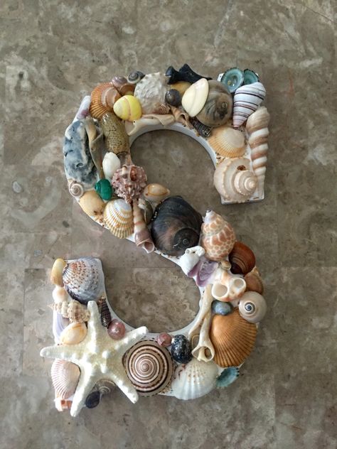 Shells Crafts, Crafts With Shells, Seashell Letter, Basic Art Techniques, Beach Room Decor, Sea Shells Diy, Driftwood Art Diy, Seashell Wall Art, Art Coquillage