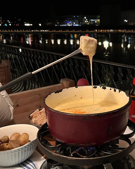 Cheese Fondue Aesthetic, Fondue Dipping Ideas, Fondue Aesthetic, Fondue Switzerland, Cheese Fondue Party, Switzerland Cheese, Swiss Summer, Swiss Cheese Fondue, Dinner Date Aesthetic