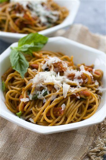 PASTA POMODORO: Now Eat This: Rocco DiSpirito's low-calorie version of Italy's pasta pomodoro recipe Pasta Pomodoro Recipe, Rocco Dispirito Recipes, Pomodoro Recipe, Rocco Dispirito, Pasta Calories, Pasta Pomodoro, Wheat Recipes, Fresh Tomato Sauce, Healthy Pasta Recipes