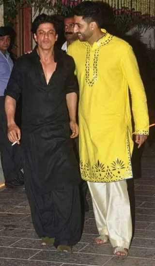 Lesser seen Bollywood photos!! : BollyBlindsNGossip Shalwar Kameez Designs, Mens Traditional Wear, Indian Groom Wear, Black Outfit Men, Black Kurta, Kurta Pajama Men, Traditional Suit, Indian Men Fashion, Bollywood Photos