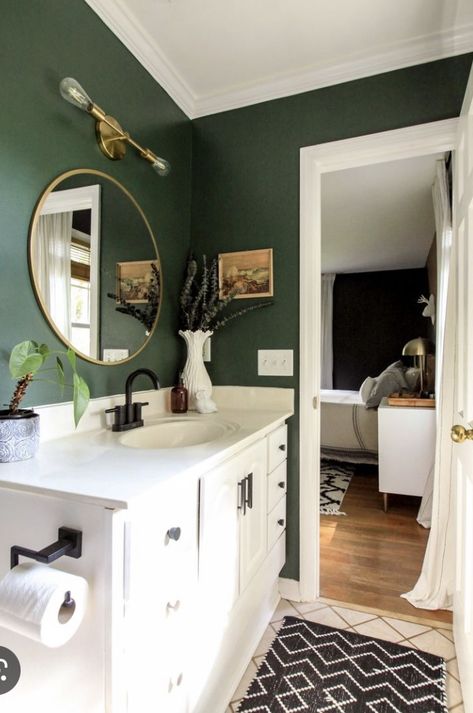 Hunter Green Bathroom, Bathroom With Brass Fixtures, Bathroom Dark, Niche Decor, Dark Green Bathrooms, Office Green, Bathroom Green, Bathroom Idea, Brass Fixtures