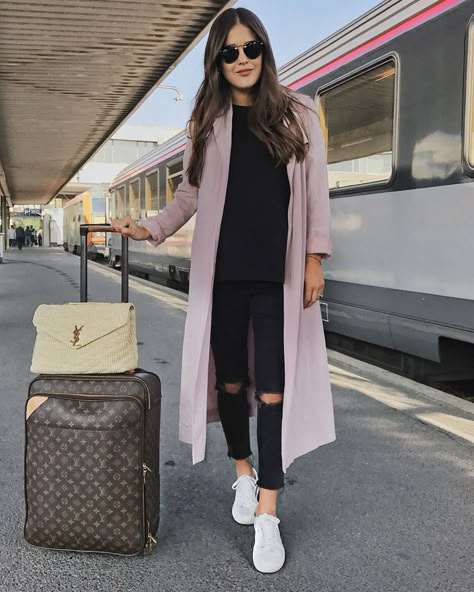 Cute Travel Outfits, Fashion Travel Outfit, Style Parisienne, Weekender Bags, Mode Kimono, Business Trip, Neck Pillow, Airport Outfit, Weekend Getaway