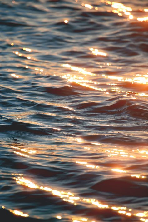 Water Iphone Wallpaper, Gold Sparkle Background, Iphone Wallpaper Minimal, Wallpaper Minimal, Blue Bokeh, Water Sunset, Sparkles Background, Water Images, Sunset Images