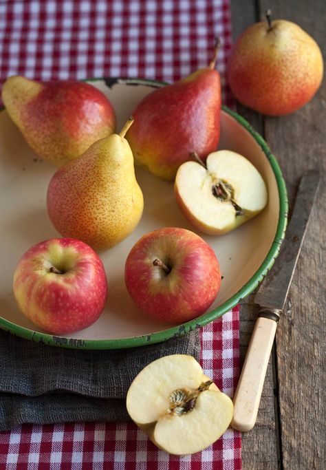 Fruit Photoshoot, Cinnamon Drizzle, Autumnal Inspiration, Apple Pear Crisp, Water Flavors, Quince Recipes, South African Food, Fruit Store, Ripe Pears