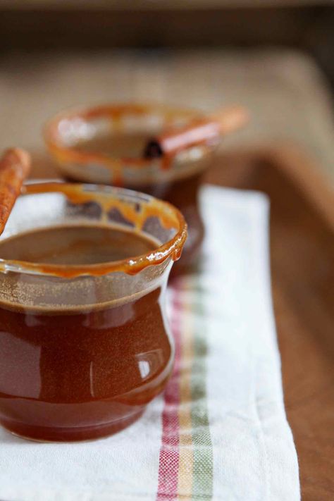 Spiked Caramel Apple Cider is the ultimate fall drink that's great for sharing. Learn how to make this fall cocktail and how to make a booze-free rendition of it for those who don't imbibe, too! #EasyEntertaining #SpeckledPalate Spiked Caramel Apple Cider, Apple Cider Homemade, Apple Cider Bourbon, Caramel Bourbon, Bourbon Cider, Caramel Apple Cider, Bourbon Apple Cider, Spiked Apple Cider, Homemade Salted Caramel