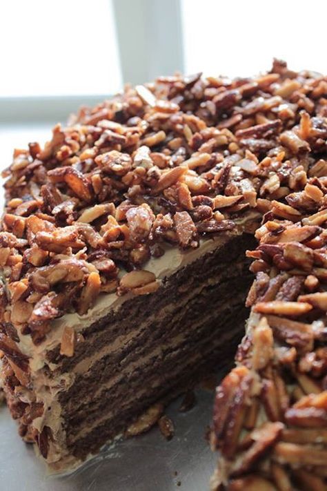 Mocha almond praline cake Almond Praline Cake, Banoffee Cake, Almond Praline, Praline Cake, Fairy Cakes, Almond Cake, Almond Cakes, Mocha, Almond