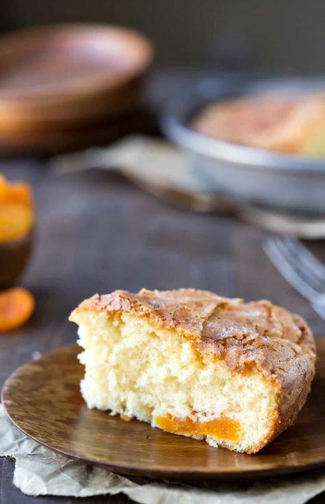 Slice of Apricot Kuchen on a wooden plate. German Cake Recipes, German Cakes Recipes, Apricot Cake, Dried Apricot, Apricot Recipes, German Cake, Cake Mug, Favorite Dessert Recipes, Homemade Butter