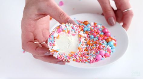 was Cupcakes Rolled In Sprinkles, Cupcakes Decoration Sprinkles, Cupcakes With Sprinkles, Buttercream Flowers Cupcakes, Piping Frosting, Spring Cupcakes, Cupcake Tutorial, Pink Food Coloring, Floral Cupcakes