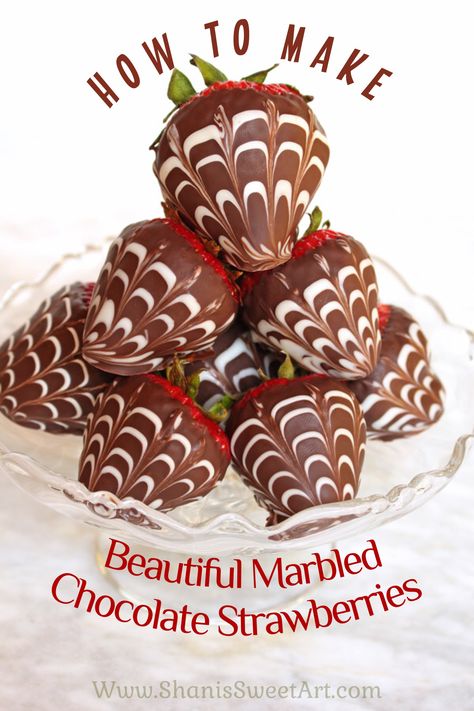 How to make beautiful marbled chocolate dipped strawberries via @shanissweetart Snacks Bouquet, Bouquet Chocolate, Marbled Chocolate, Chocolate Covered Strawberry Recipe, Chocolate Covered Strawberries Bouquet, Chocolate Covered Fruit, Dipped Strawberries, Chocolate Dipped Strawberries, Chocolate Art