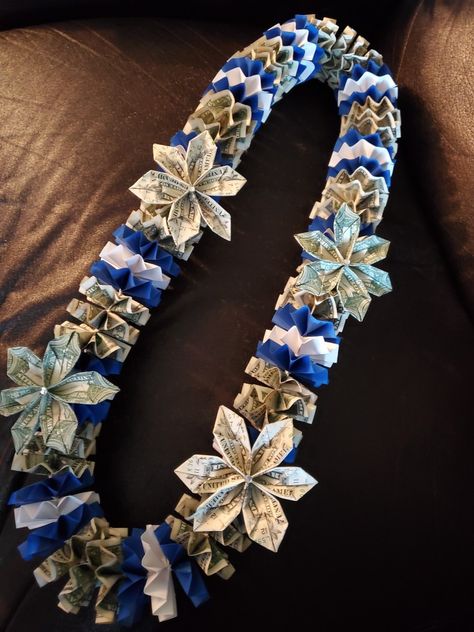 Money Lai, Money Leis For Graduation Diy, Graduation Lei Ideas, Money Leis For Graduation, Grad Leis, Money Bouquets, Graduation Leis Diy Ribbons, Money Lei Diy, Graduation Leis Diy