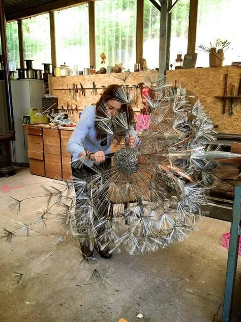 Giant metal dandelion sculpture Sculptures Sur Fil, Wire Art Sculpture, Garden Art Sculptures Diy, Metal Garden Art, Garden Art Projects, Garden Art Crafts, Steel Art, Metal Art Diy, Metal Art Welded