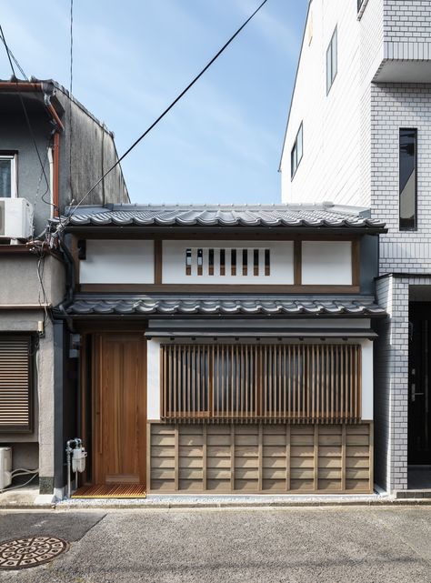 This extensive renovation of a typical post-war Japanese row house is located in the quiet northern suburbs of Kyoto. Over the years, the house had received a series of minor modifications, but the original structure was still evident. Japanese Exterior, Muji House, Terrace House Design, Japanese Homes, Urban House, In Praise Of Shadows, Japanese Buildings, Japan House, External Cladding