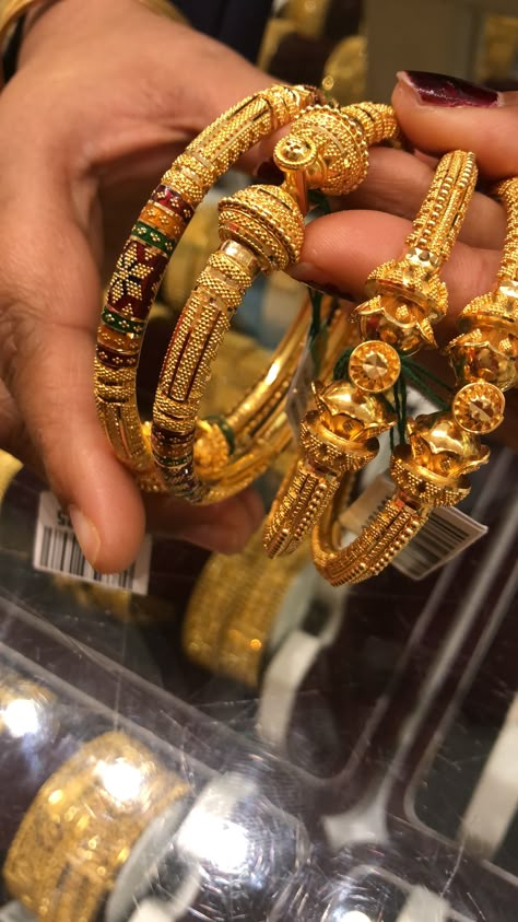 Kada Big Gold Bangles, Bride Jewelry Gold, Gold Jada, Long Chain Earrings Gold, Bala Bangles, Indian Gold Necklace Designs, Wedding Jewellery Designs, Dubai Gold Jewelry, Gold Jhumka Earrings