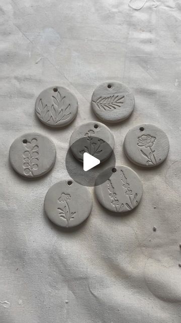 Handmade Clay Gift Ideas, Polymer Clay Christmas Charms, Diy Clay Ornaments Christmas, Diy Ceramic Ornaments, Ceramica Fria Ideas, Christmas Clay Ideas, Clay Ornaments Diy, Clay Hacks, Clay Christmas Ornaments