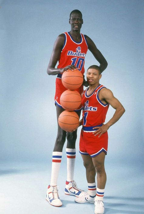 Manute Bol & Mugsy Bogues Manute Bol, Muggsy Bogues, Nba Nets, Basketball Players Nba, Basketball Photos, Basketball History, Basketball Is Life, Tall People, Short People