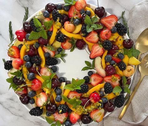 Holiday Fruit Wreath, Christmas Fruit Salad Ideas, Christmas Brunch Fruit Salad, Christmas Fruit Wreath Platter, Christmas Fruit Wreath, Fruit Plate Presentation, Christmas Fruit Salad Recipes, Fruits For New Year, Fruit Salad Christmas