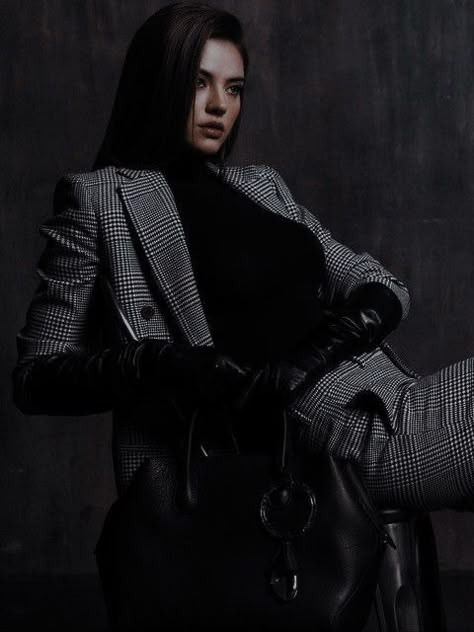 Androgynous Fashion Women, Androgynous Women, Woman In Suit, Boss Outfit, Dark Feminine Aesthetic, Woman Suit Fashion, Aesthetic Women, Feminine Aesthetic, Professional Outfits