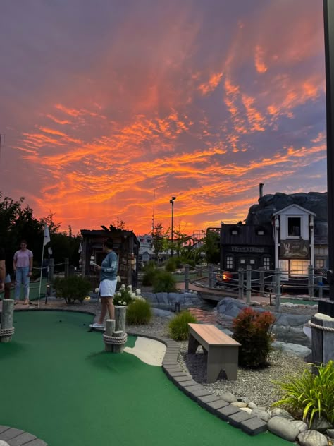 Mini Golf Friends, Mini Putt Aesthetic, Mini Putt Course, Mini Golf Date Aesthetic, Mini Golfing Aesthetic, Mini Golf Aesthetic, Mini Golf Date Outfit, Golfing With Friends, Golf Course Aesthetic