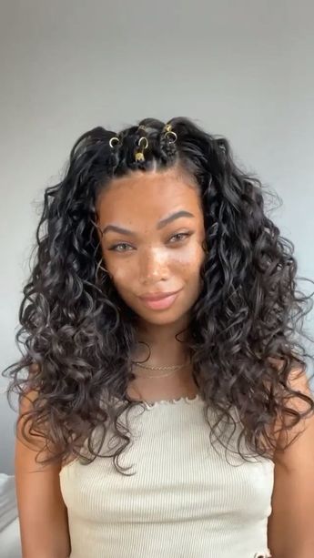 Curly Hair Accessories, Mixed Curly Hair, Curly Hair Videos, Curly Hair Styles Easy, Hairdos For Curly Hair, Hair Stylies, Curly Hair Inspiration, Curly Girl Hairstyles, Penteado Cabelo Curto