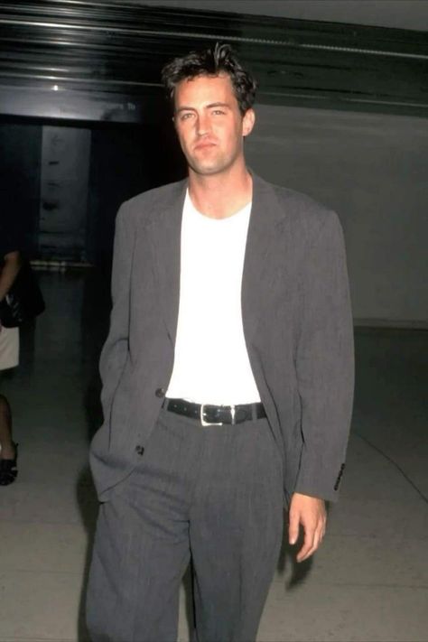 Matthew Perry 90s, Chandler Bing Aesthetic, Chandler Bing Outfits, 90s Men Outfits, Monica And Chandler, 90s Fashion Men, Matt Leblanc, Friends Style, Friends Cast