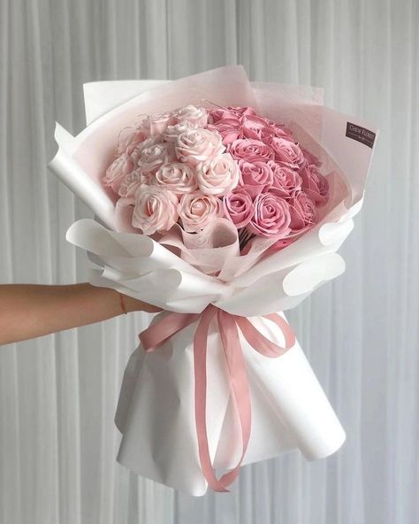 Roses Bouquet Gift, Diy Bouquet Wrap, Luxury Flower Bouquets, Roses Art, Pink Rose Bouquet, Flower Bouquet Diy, Boquette Flowers, Flower Gift Ideas, Gift Bouquet