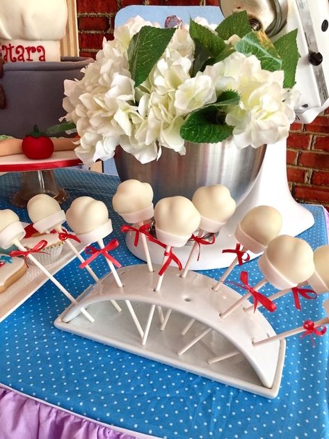 Pastry Chef Graduation Party, Chef Graduation Party Ideas, Chef Party Decorations Ideas, Chef Party For Kids, Master Chef Junior Birthday Party, Chef Themed Birthday Party, Chef Hat Cake, Macarons Filling, Little Chef Birthday Party