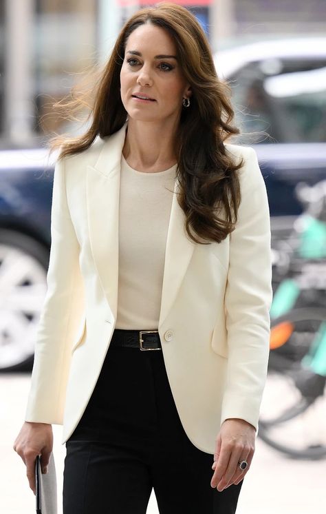 Outfit Tutorial, Princesse Kate Middleton, Princess Catherine, Princess Kate Middleton, Catherine Elizabeth Middleton, Middleton Style, Chic Blazer, Business Chic, Jean Straight