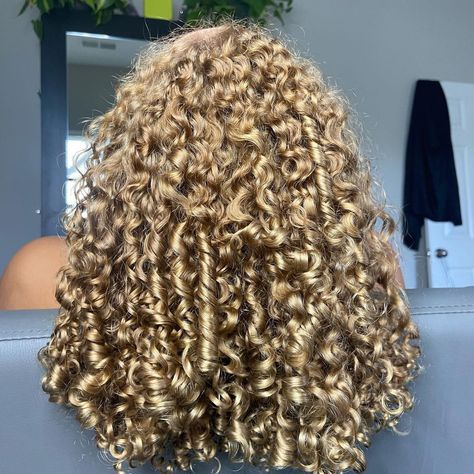 GABBYSWAY on Instagram: “Swipe For Queens Before 🔗🦋#Gabbysway would you believe this is her natural hair color TO DIE FOR ! Girl you know the product @nyccurls 3…” Long Blonde Curls Natural, Honey Blonde Curly Wig, Honey Blonde Curls, Long Natural Curly Hair, Blonde Curly Wig, Curly Blonde Hair, Dyed Curly Hair, Highlights Curly Hair, Blonde Curly Hair