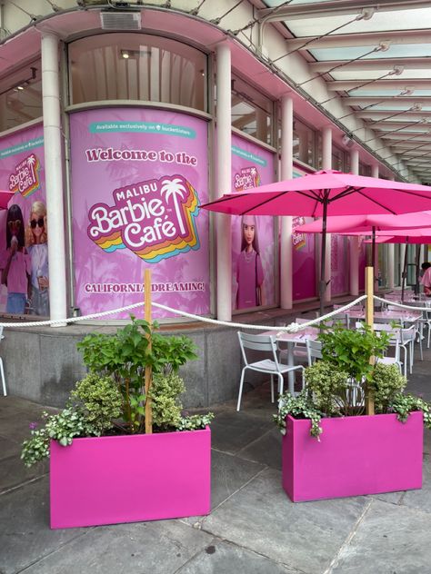 Malibu Barbie Cafe Nyc, Barbie Cafe Nyc, Malibu Barbie Cafe Chicago, Barbie Coffee Shop, Barbie Truck, Barbie Barbie Movie, Barbie Movies List, Cafe In Nyc, Malibu Cafe