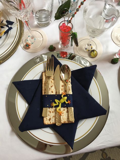 Passover Place Cards, Passover Decorations House, Roshashana Table Decor, Passover Dinner Table Decor, Passover Centerpieces, Passover Outfits, Passover Table Setting Ideas, Seder Table Decorations, Passover Decorations Table Settings