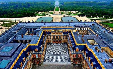 ¿Sabías que posee dos mil 300 habitaciones? Chateau Versailles, Palace Of Versailles, Royal Residence, Chateau France, Grand Canal, Beautiful Castles, Louis Xiv, Beautiful Places To Visit, Marie Antoinette