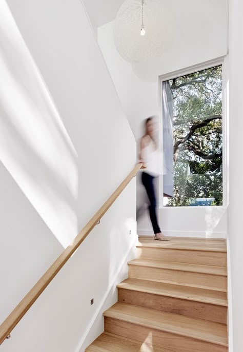 Stairs And Doors, Timber Stair, Contemporary Staircase, Staircase Makeover, Staircase Decor, Interior Minimalista, Home Stairs Design, Modern Stairs, Modern Staircase