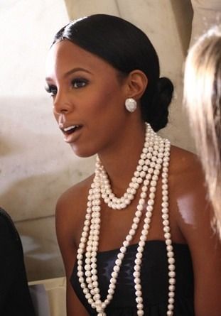 Don't care for the pearls, but the face is flawless. #celebritiespearls #celebritieswearingpearls #celebritiesrockingpearls #pearls #celebrities Kelly Rowland Style, How To Wear Pearls, Wearing Pearls, Bijoux Art Nouveau, Wear Pearls, Kelly Rowland, Jill Stuart, Black Is Beautiful, Beautiful Black Women