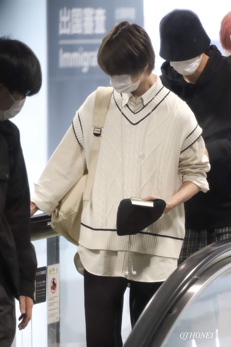 College Boyfriend, Choi Soobin, Choi Beomgyu, Be A Nice Human, Small Canvas, Airport Style, Airport Outfit, Casual Style Outfits, Tomorrow X Together