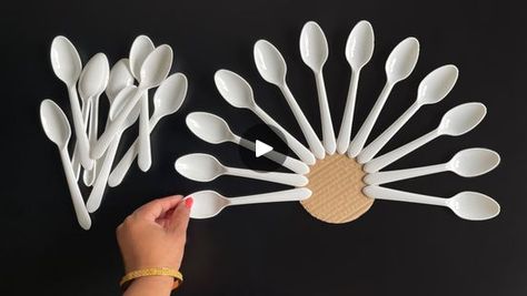 Craft For Home Decoration, Home Decoration Diy, Arts And Crafts For Adults, Beautiful Wall Hanging, Hanging Craft, Wall Hanging Crafts, Plastic Spoons, Amazing Diy, Decoration Diy