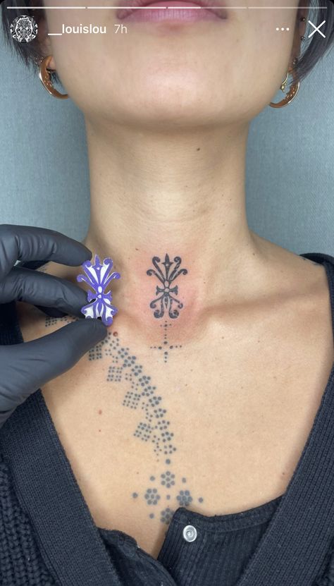 Indigenous Woman Tattoo, Jugular Notch Tattoo, Chest Tats Women, Elegant Neck Tattoo, Textured Tattoos, Amazing 3d Tattoos, Nouveau Tattoo, 4 Tattoo, 3d Tattoos