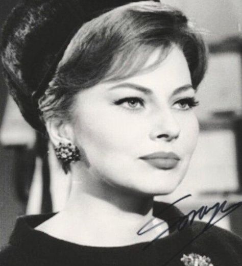 Soraya Esfandiary-Bakhtiary was the queen consort of Iran as the second wife of Shah Mohammad Reza Pahlavi Mohamed Reza Pahlavi, Princess Soraya, Shah Of Iran, Persian Princess, Pahlavi Dynasty, Persian Women, Farah Diba, The Shah Of Iran, Iran Pictures