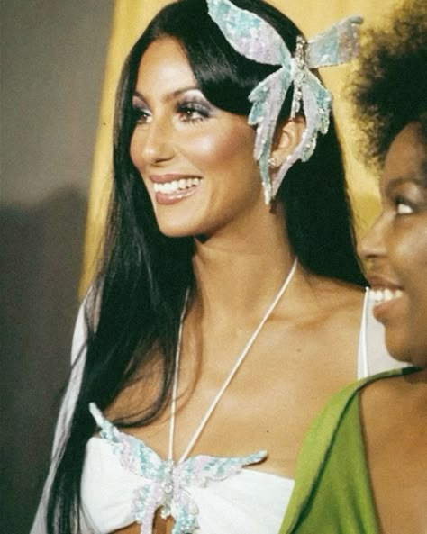 Cher Short Hair, Cher Halloween Costume Singer, Cher Hairstyle, Cher Fashion 70s, Cher Iconic Outfits, Cher Photoshoot, Cher In The 70s, Cher Iconic Looks, Cher Halloween Costume