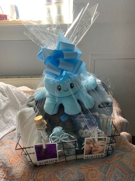 Gf Birthday Basket, Valentines Gift For Boyfriend For Teens, Blue Basket Gift For Boyfriend, Happy Birthday Gifts For Him, Bf Bday Gifts, Boyfriend Basket Ideas, Bf Basket Gift, Birthday Basket For Boyfriend