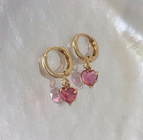 Heart Huggies, Organization Vanity, Piercing Inspo, Jewelry Accessories Ideas, Dope Jewelry, Classy Jewelry, Jewelry Lookbook, Layered Jewelry, Fancy Jewelry