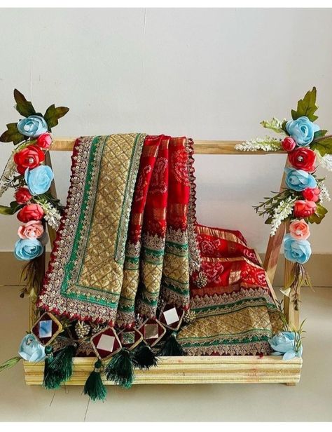 Chhab Decoration, Saree Packing, Wedding Hampers, Wedding Trays, Wedding Diys, Wedding Packing, Indian Bride Poses, Trousseau Packing, Tray Decoration