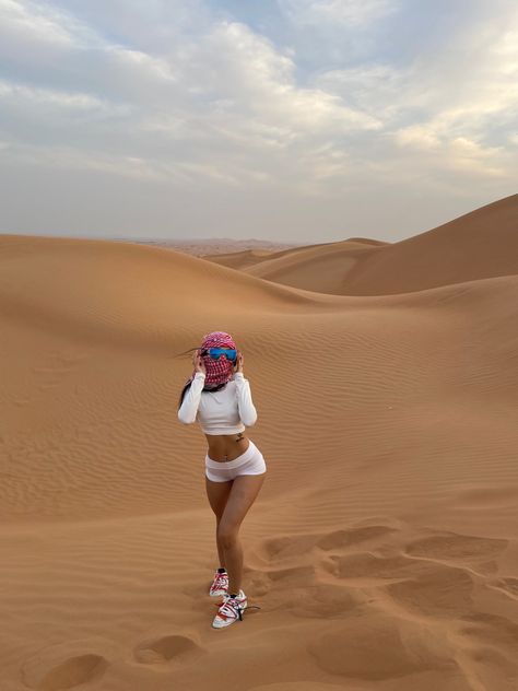 IG @ aliviacampos Best Family All Inclusive Resorts, Family All Inclusive Resorts, Dubai Desert Outfit, Top All Inclusive Resorts, Desert Photoshoot Ideas, Desert Outfit, Desert Photoshoot, Dubai Outfits, Estilo Hijab