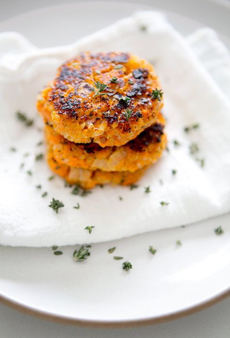 Sweet Potato Quinoa Patties - These are insanely easy to whip up, healthy, and so delicious! (also: vegan and gluten free!) Quinoa Patties, Sweet Potato Quinoa, Idee Pasto Sano, Quinoa Recipes, Sweet Potato Recipes, Meatless Meals, Vegetarian Dishes, Veggie Recipes, Food Inspiration