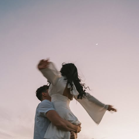 Engagement Photo Shoot Beach, Cute Engagement Photos, Couple Engagement Pictures, Beach Couple, Engagement Pictures Poses, Anniversary Photoshoot, Engagement Inspo, Couples Shoot, Beach Engagement Photos